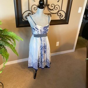 This elegant summer dress comes from the French desighner Derhy.